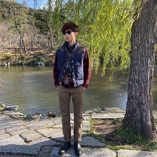 С чем носить красно-темно-синюю рубашку мужчине