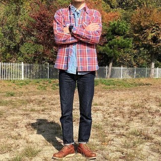 С чем носить красно-темно-синюю рубашку мужчине