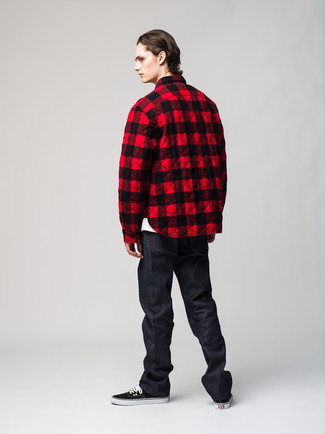 С чем носить красно-темно-синюю рубашку мужчине