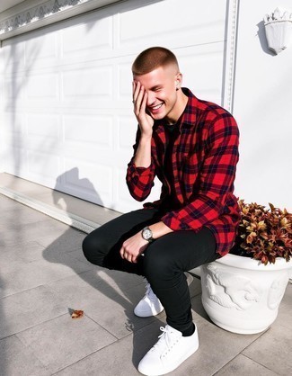 С чем носить красно-темно-синюю рубашку мужчине