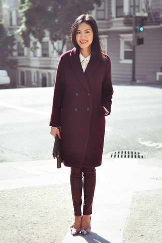 С чем носить красно-темно-синие узкие брюки