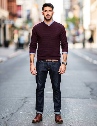 С чем носить красно-темно-синий свитер мужчине