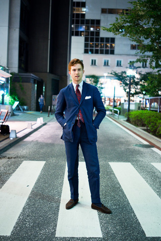 С чем носить красно-темно-синий галстук мужчине