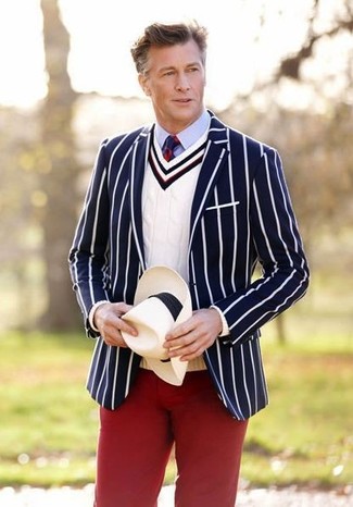 С чем носить красно-темно-синий галстук в вертикальную полоску мужчине