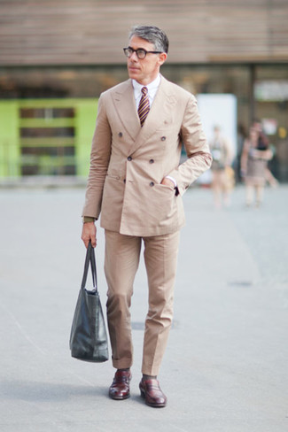 С чем носить красно-темно-синий галстук в вертикальную полоску мужчине