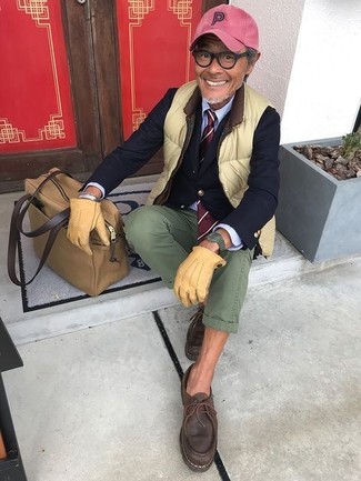 С чем носить красно-темно-синий галстук в вертикальную полоску мужчине