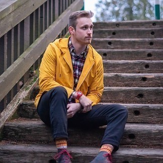 С чем носить красно-темно-синие часы мужчине