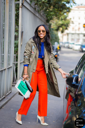 С чем носить красно-темно-синие широкие брюки