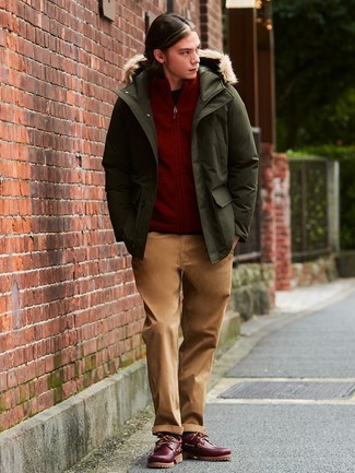 С чем носить красно-темно-синий свитер на молнии мужчине