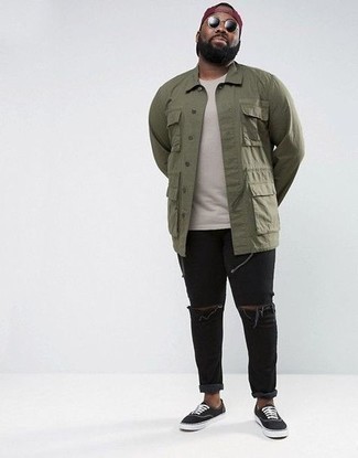 С чем носить красно-белую бейсболку мужчине