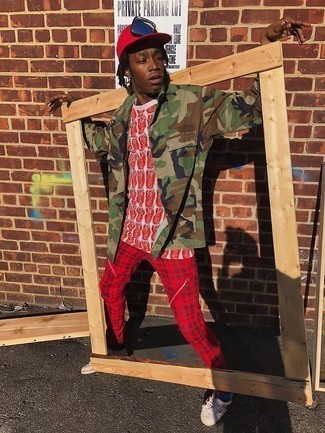 С чем носить красно-белую бейсболку мужчине