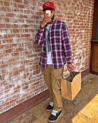 С чем носить красно-белую бейсболку мужчине