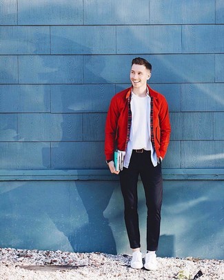 С чем носить красно-белый бомбер мужчине