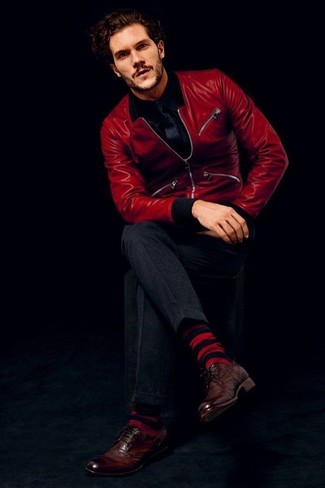 С чем носить красно-белый бомбер мужчине