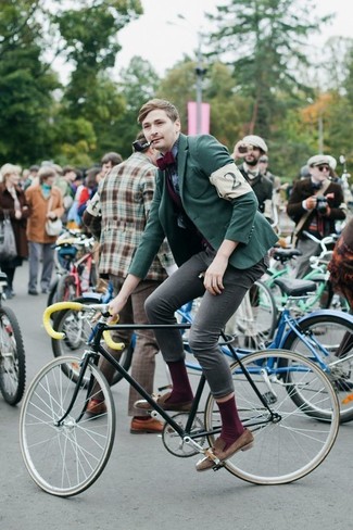 С чем носить красно-белый галстук-бабочку мужчине