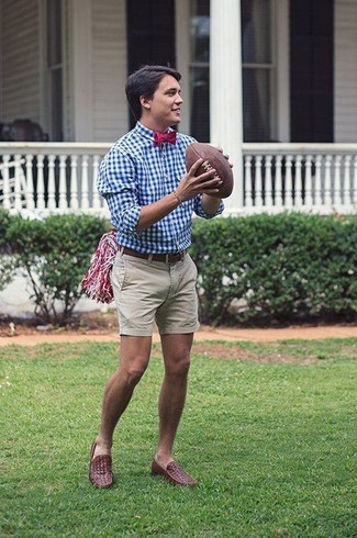 С чем носить красно-белый галстук-бабочку мужчине