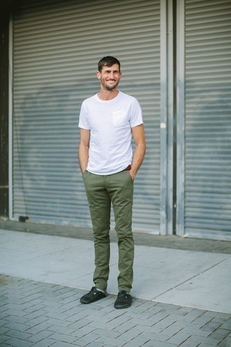 С чем носить красно-белый ремень из плотной ткани мужчине