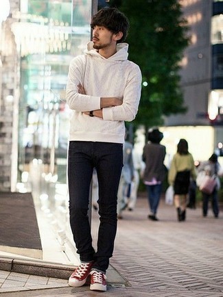 С чем носить красно-белые высокие кеды из плотной ткани мужчине