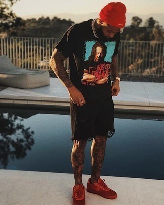 С чем носить красно-белые низкие кеды из плотной ткани мужчине