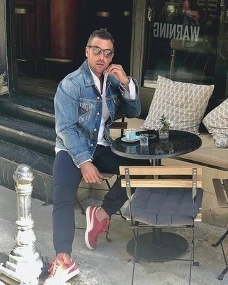 С чем носить красно-белые низкие кеды из плотной ткани мужчине