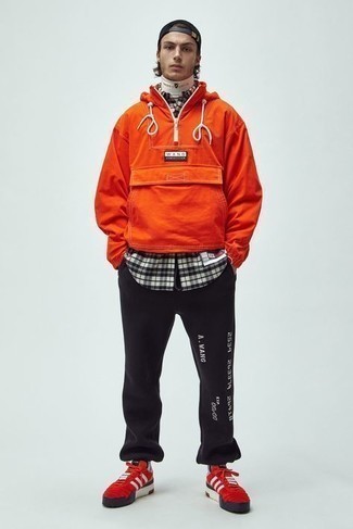 С чем носить красно-белые низкие кеды из плотной ткани мужчине