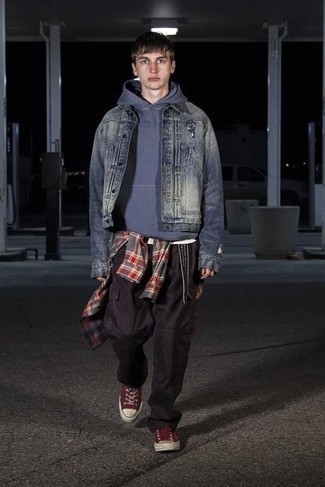 С чем носить красно-белые низкие кеды из плотной ткани мужчине