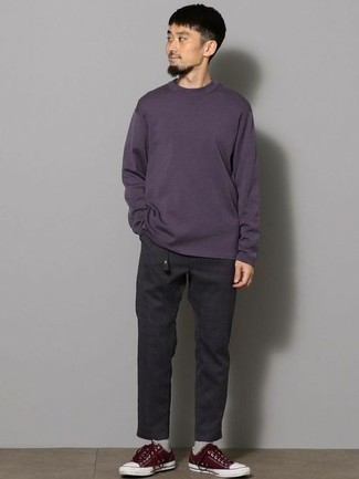 С чем носить красно-белые низкие кеды из плотной ткани мужчине