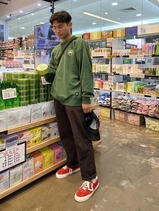 С чем носить красно-белые низкие кеды из плотной ткани мужчине