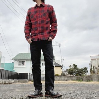 С чем носить красно-белую рубашку с длинным рукавом в клетку мужчине