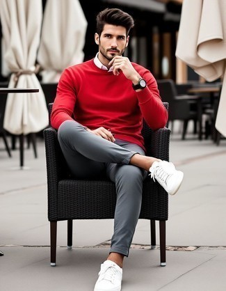 С чем носить красно-белый свитер с круглым вырезом мужчине