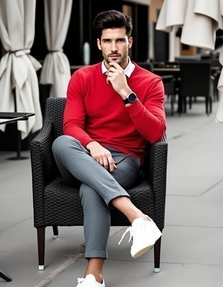 С чем носить красно-белый свитер с круглым вырезом мужчине