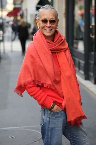 С чем носить красно-белый свитер с круглым вырезом женщине