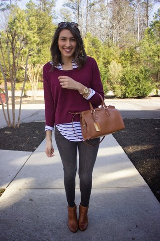 С чем носить красно-белый свитер с круглым вырезом женщине