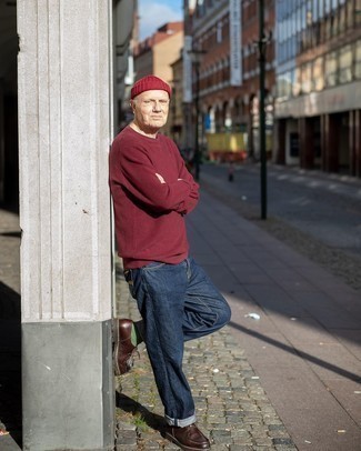 С чем носить красно-белый свитер с круглым вырезом мужчине