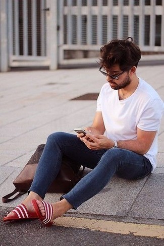 С чем носить красно-белые сланцы мужчине