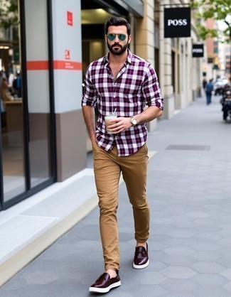 С чем носить красно-белую рубашку в мелкую клетку мужчине