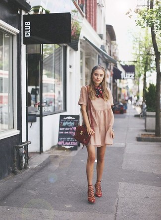 С чем носить красно-белые босоножки на каблуке