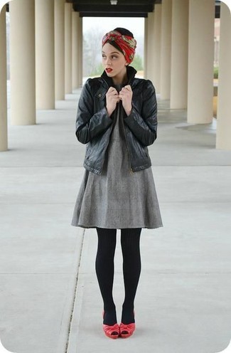 С чем носить красно-белые босоножки на каблуке