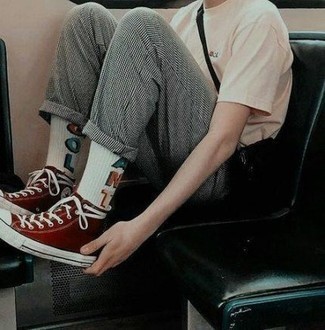 С чем носить красно-белые высокие кеды мужчине