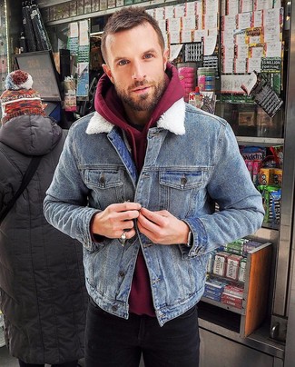 С чем носить красно-белый худи мужчине