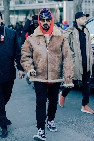 С чем носить красно-белый худи мужчине