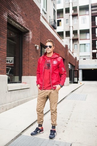 С чем носить красно-белый худи мужчине