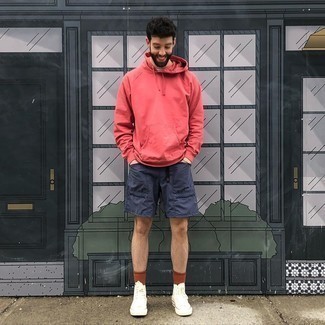 С чем носить красно-белый худи мужчине