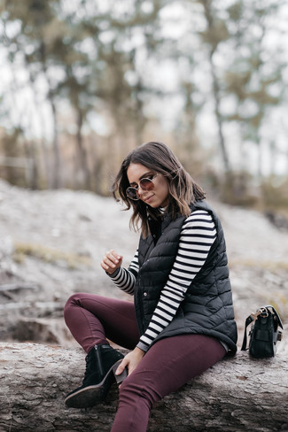 С чем носить красно-белые джинсы женщине