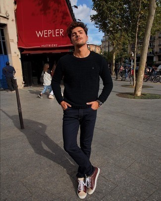 С чем носить красно-белые низкие кеды мужчине