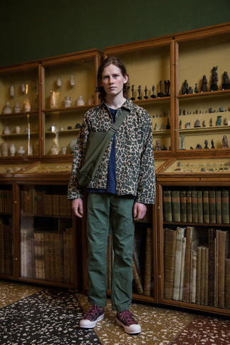 С чем носить красно-белые низкие кеды мужчине