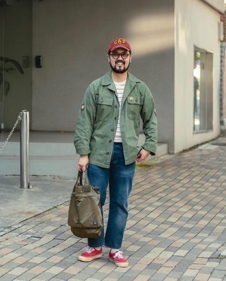 С чем носить красно-белые низкие кеды мужчине