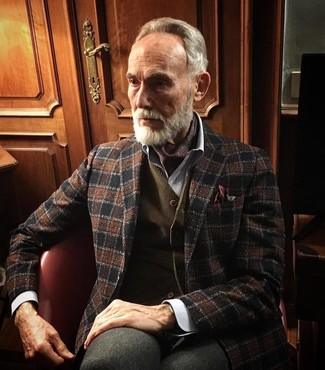 С чем носить красно-белый шарф мужчине