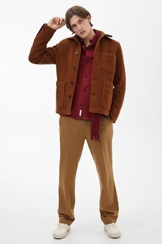 С чем носить красно-белый шарф мужчине