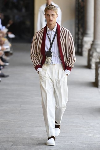 С чем носить красно-белый кардиган с отложным воротником мужчине